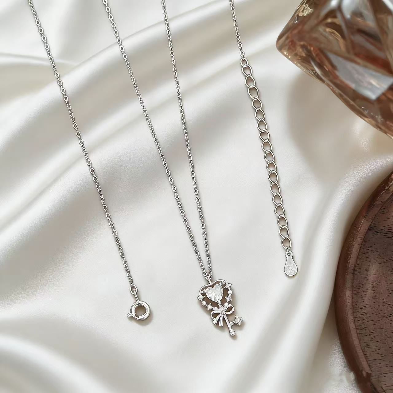S999 Silver Heart Minimalist Collarbone Chain Cross Chain Necklace for Women main image 3